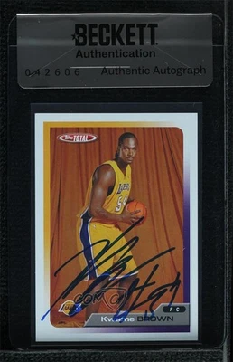 BAS 2005-06 Topps Total Kwame Brown #241 Sello de Autenticidad Automático Foto 1 de 2
