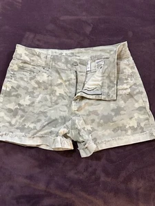 Womens Time And Tru Shorts 12 Mid Rise Denim Regular Fit Camouflage Cuffed - Picture 1 of 8