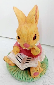 Harz Osterhase Hase sitzend Lesebuch Figur Statue rosa Kleid & Nase - Bild 1 von 8