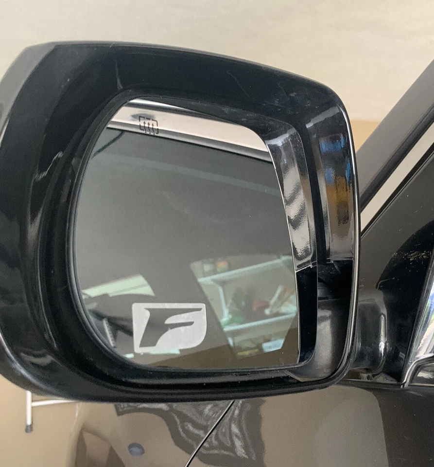 Juego de 2 calcomanías adhesivas de espejo con aspecto grabado 'F' Lexus F-Sport Foto 1 de 1