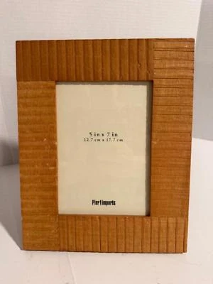 PIER 1 IMPORTS 5X7 NATURAL WOODEN DESIGN EASEL AND WALL STYLE PICTURE FRAME - Image 1 of 4