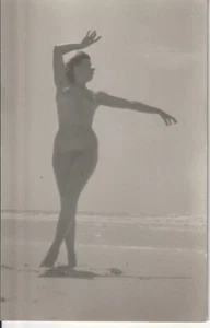 TIRAGE PHOTO PHOTO CARTE AMATEUR ARGENTIQUE CPA 1960 FEMME NUE SUR LA PLAGE NU - Picture 1 of 2