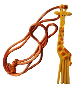 Avon COLLANA Vintage Jenny GIRAFFA con Corda Arancione 1973 Ciondolo Plastica - Foto 1 di 3