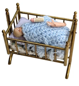 Konvolut 12 Puppenhaus Artikel - Wiege, Baby, Flasche, Spielzeug, Kommode, Kleiderbügel - 1:12 - Bild 1 von 22