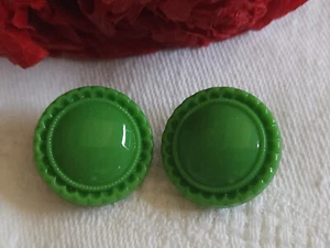 Duo  boutons anciens en verre travaillé vert   à pied 1,7 cm G18E - Picture 1 of 3