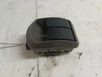 P27-1069 Kenworth T660 左驱动器前门窗开关 (11951391 — 第 1/4 张图片