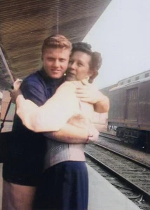 SELTEN NOCH EIN JUNGER ROBERT REDFORD MIT SEINER MUTTER - Bild 1 von 1