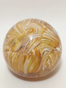Vintage Butterscotch und weißes Band Wirbel Kunst Glas Briefbeschwerer - Bild 1 von 5
