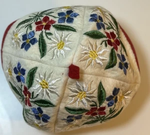 Tyrolean Felt Cap - Exquisite Floral Embroidery & Timeless Charm Vintage 1940's - Picture 1 of 6
