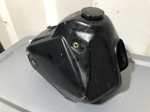 2015 Suzuki DR200S OEM GAS FUEL TANK CELL PETROL RESERVOIR 44100-49J00-019 019 - Foto 1 di 23