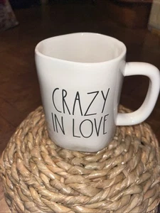 RAE DUNN 2-seitige "CRAZY IN LOVE" Etched Hearts TASSE - Bild 1 von 5