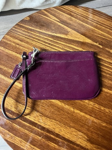 Borsa da polso Coach in pelle patinata lucida borsa a pochette colore mirtillo rosa intenso