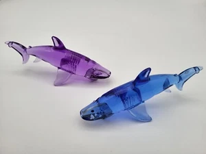Juego de dos abridores de botellas en forma de tiburón acrílico 6 3/8" x 2 7/8" azul y púrpura - Imagen 1 de 15