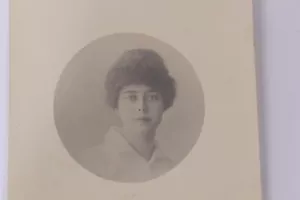 Post Card Black & White Photo Un-Posted Young Woman Round Photo Collectible - Picture 1 of 8