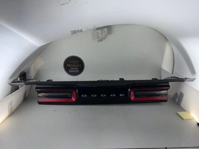 OEM | 2015 - 2023 Dodge Challenger Rear Trunk LED Center Tail Light Foto 1 de 4