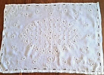 Napperon début XXe en fil brodé en relief  - 70 cm x 50 cm - Photo 1/4