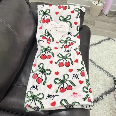 Manta de felpa BETSEY JOHNSON Pink Cherry Hearts 50x70 pulgadas Foto 1 de 4