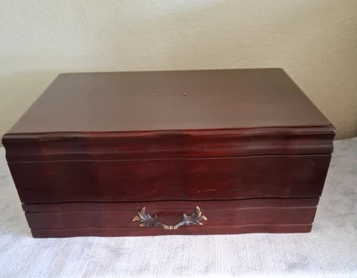 Сундук для хранения столовых приборов Reed & Barton Provincial из красного дерева с ящиком Eureka Mfg. - Изображение 1 из 4