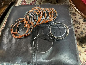 DAMEN MEHRERE ARMREIFEN ARMBÄNDER, ÜBER 25, PERLEN, TEILWEISE SCHWARZES METALL, HERVORRAGENDER ZUSTAND - Bild 1 von 1
