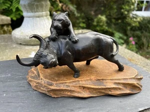 Eine japanische Bronze eines Tigers greift einen Wasserbüffel an B20cm - Bild 1 von 10