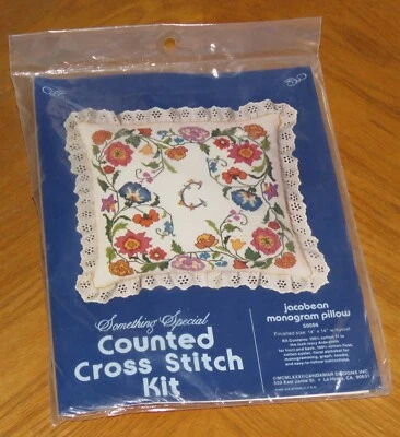 Almohada Jacobea Monograma 1982 Candamar Algo Especial Punto de Cruz Kit Sellado Foto 1 de 4