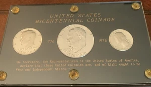 1776-1976 BICENNTIAL COINS SET IN COMMERATIVE PLASTIC IKE DOLLAR JFKHALF,WASH 25 - Picture 1 of 2