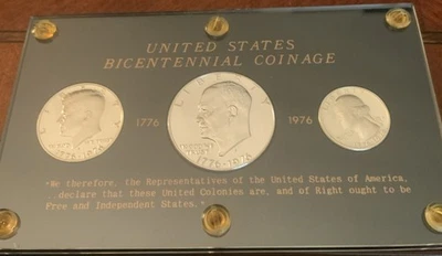 1776-1976 BICENNTIAL COINS SET IN COMMERATIVE PLASTIC IKE DOLLAR JFKHALF,WASH 25 - Image 1 of 2
