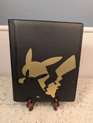 Pokemon Pikachu Ultra Pro Carpeta Negra con Cuero sintético Dorado 9 Bolsillos 360 Tarjetas Foto 1 de 4