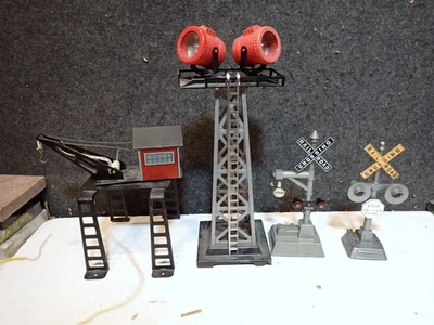 4 VINTAGE MARX TRAINS FLOODLIGHT TOWER CRANE TOWER BANJO & CROSSING SIGNALS - Image 1 of 4