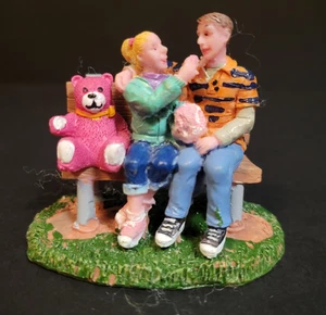 Lemax Weihnachtsdorf Town Sharing Cotton Candy 02822 Paarbank Karneval - Bild 1 von 8