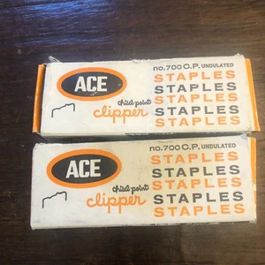 Vintage ACE 2 Meißelspitze Clipper Heftklammern 700CP welliert 1 Box voll/2 wenige fehlen - Bild 1 von 4
