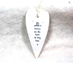 Corazón blanco de porcelana del este de la India "Las familias son el corazón del hogar" 2 1/2 x 5 1/2 - Imagen 1 de 2