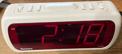 Vintage Advance 4024 Relógio Despertador Branco Soneca Dimmer Display LED Limpo Funciona - Imagem 1 de 4