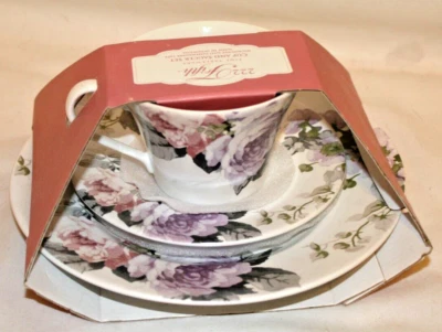 222 Fifth Three Piece Porcelain Cup & Sauce, Luncheon Plate Set Patio Rose New Foto 1 de 3
