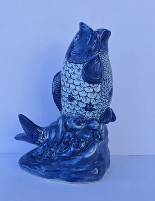 Винтажная сине-белая керамическая ваза MCM Jumping Koi Fish (большой рот окуня)  - Изображение 1 из 4
