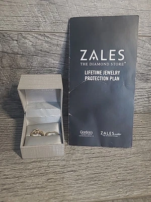 Juego de compromiso de alianza de boda de diamantes de 1/15 CTTW de oro macizo de 10 k talla 7 ZALES 3 gramos Foto 1 de 4