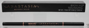 ¡TÚ ELIGES! Lápiz de cejas delgado Anastasia Beverly Hills Brow Wiz, 0,085 g/0,003 oz - Imagen 1 de 8