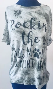 Camiseta verde tie dye "Rockin' The Dog Mom & Aunt Life" - Imagen 1 de 7
