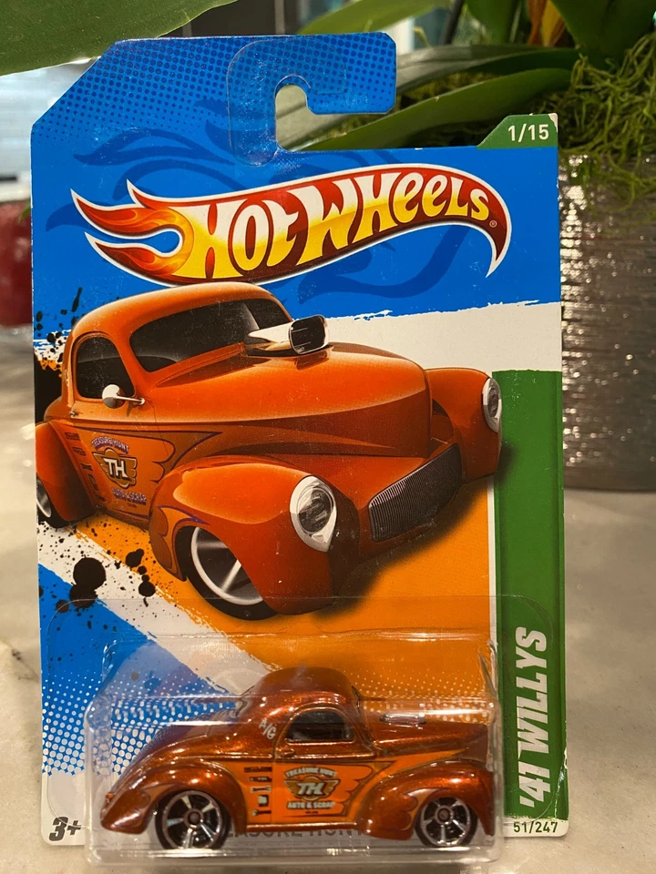 2012 Hot Wheels '41 Willys Treasure Hunt 1/64 Auto Die Cast 1/15 Con Protettore - Immagine 1 di 1