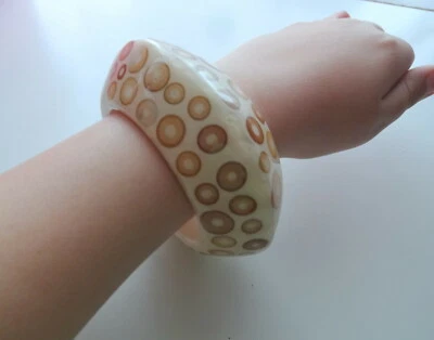 Brazalete Brazalete Firmado Kenneth Jay Lane Geométrico Masivo Lucite Lunares Foto 1 de 4