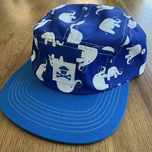 Cappello Johnny Cupcakes cinque pannelli con motivo elefante nuovo senza etichetta - Foto 1 di 2