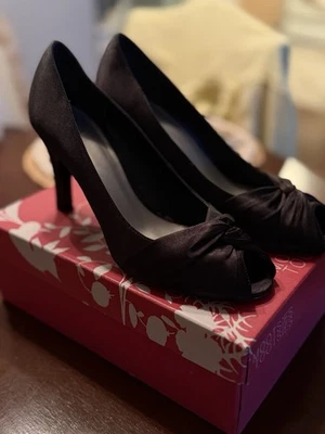 Zapatos de tacón Mootsies Tootsies para mujer negros satinados punta abierta nudo torcido talla 10 Foto 1 de 4