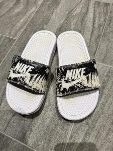 Nike women slippers benassi just do it black white flowers size uk 2.5 used - Picture 1 of 4
