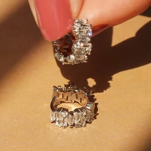 Orecchini a cerchio huggie diamanti taglio baguette 2 ct finitura oro bianco 14 carati - Foto 1 di 3
