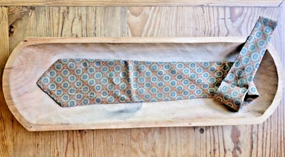 BARNEY'S New York vtg gold iridescent silk brocade tie 57" L  3.75" W medallions - Imagem 1 de 4