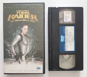 Vhs Tomb Raider La Culla Della Vita Lara Croft Film Videocassetta Ex Nolo (V213) - Foto 1 di 1