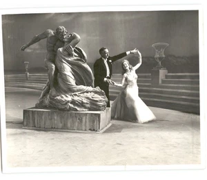 Hermoso set de películas de Hollywood actor David Niven bailando foto de prensa vintage años 50 - Imagen 1 de 2