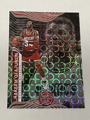 2021–22 Panini Illusions баскетбол Азия No137 — Хаким Оладжувон — Rockets - Изображение 1 из 2