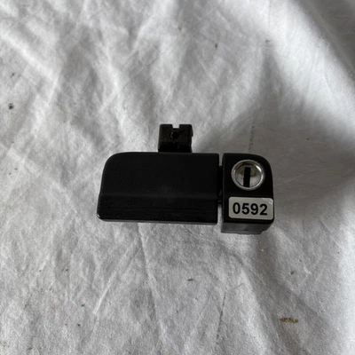 Cerradura de manija de compartimento para guantera Honda Accord '90-93 negra OEM Foto 1 de 3