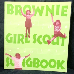 Brownie Girl Scout Songbook ~ Paperback (1999). Nice Condition - Imagen 1 de 6